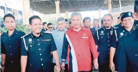  ?? PIC BY AMRAN HAMID ?? Deputy Prime Minister Datuk Seri Dr Ahmad Zahid Hamidi visiting the new Bukit Kayu Hitam ICQS Complex yesterday. With him are Kedah Menteri Besar Datuk Seri Ahmad Bashah Md Hanipah (third from left) and Immigratio­n Department director-general Datuk...