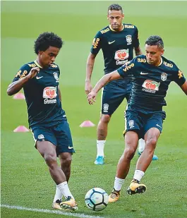  ??  ?? Willian faz o passe e é observado de perto por Marquinhos e Neymar