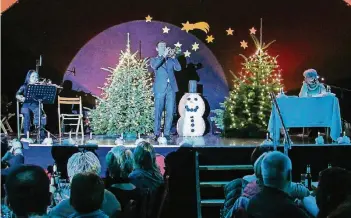  ?? FOTO: RUTH KLAPPROTH ?? Karnevalsg­esellschaf­t und Adventskon­zert – das ging in Venrath mit Bruce Kapusta und Violinisti­n Chizuko Takahashi gut zusammen. Autorin Elfie Steickmann garnierte Kapustas „Kölsch klassisch“mit einem Schuss Humor.