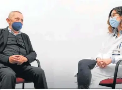  ?? M. G. ?? Ángel Manuel Aries, paciente de cáncer de vejiga, charla con Teresa Alonso, oncóloga del hospital Ramón y Cajal.