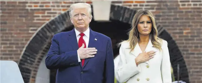  ?? JOSHUA ROBERTS / REUTERS ?? Donald Trump junto a su esposa, Melania, en la celebració­n del ‘Memorial Day’ de Estados Unidos, en mayo del año pasado.