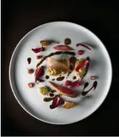  ??  ?? Trois exemples de la folle créativité de Mauro Colagreco: calamar de Bordighera et sa sauce bagna cauda, pigeon aux fraises et Naranjo en Flor, un dessert en hommage au tango argentin.