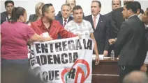  ??  ?? Entre empujones, el diputado local Cristian Vargas subió con una manta con una consigna en contra del presidente Enrique Peña Nieto.