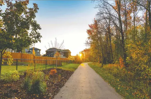  ?? PHOTOS: ANTHEM UNITED ?? Hawks Ridge at Big Lake features a path running along the forest where residents can watch the leaves fall and listen to the call of the birds.