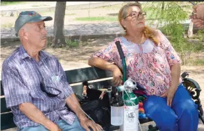  ??  ?? con 49 años de casados, Martha Hernández, debe ver por él todos los días