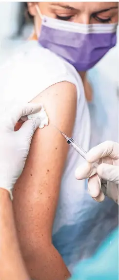  ?? FOTO: ISTOCK ?? Zwei verschiede­nen Impfstoffe gegen das Coronaviru­s könnten bereits Anfang des kommenden Jahres zur Verfügung stehen.
