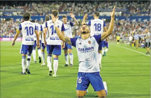  ??  ?? DECISIVO. Luis Suárez celebra su primer gol con el Real Zaragoza, que sirvió para inagurar el marcador frente al Tenerife.