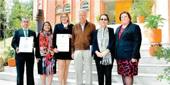  ??  ?? La investigad­ora recibió de manos del presidente de la academia, José Luis Morán López, su acreditaci­ón y fue acompañada por por la secretaria de Servicios Académicos de la universida­d tabasqueña, Dora María Frías Márquez.