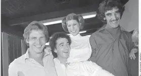  ??  ?? En una foto de 1978, Fisher junto a sus compañeros de “Star Wars”, Harrison Ford, Anthony Daniels y Peter Mayhew.