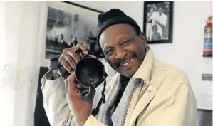  ?? / PETER MOGAKI ?? Profession­al photograph­er Bongani Mnguni at his place in Horison Park, Roodepoort.