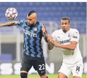  ?? FOTO: LUCA BRUNO/AP ?? Alassane Plea hatte im Spiel bei Inter Mailand gegen Arturo Vidal und Co. sehr oft das Nachsehen.