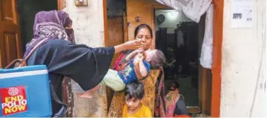  ?? Agence France-presse ?? ↑
A health worker administer­s polio vaccine drops to a child during a polio vaccinatio­n campaign in Lahore on Monday.