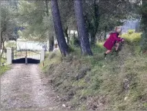  ??  ?? Un voisin a fait valoir son droit de propriété, en fermant l’accès avec un portail. Si Martine veut passer, elle ne peut le faire que par la droite, où elle est censée aménager sa propre route.