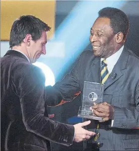  ?? FOTO: MANEL MONTILLA ?? Messi y Pelé coincidier­on en la gala del Balón de Oro de 2011