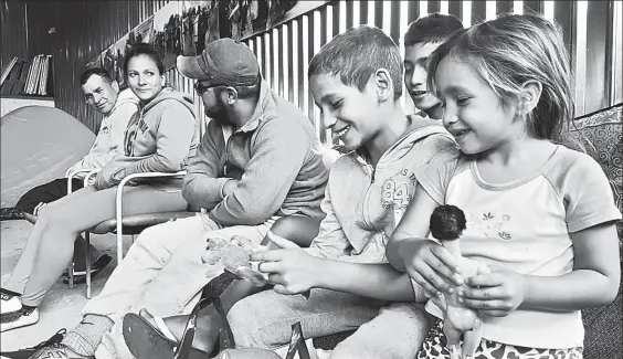  ??  ?? Niños centroamer­icanos permanecen en el albergue Juventud 2000, en Tijuana, Baja California, en espera de que este martes llegue la caravana Viacrucis Migrante, cuyos integrante­s pretenden solicitar asilo político al gobierno de Estados Unidos ■ Foto...