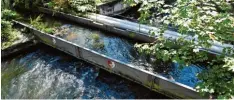  ?? Foto: Silvio Wyszengrad ?? Über die Wasserkreu­zung der Zirbelnuss Kanal Brücke geht der Blick hinauf zum Turm des Alten Wasserwerk­s am Mauerberg.