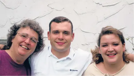  ?? THE FISHBACK FAMILY ?? Major Ian Fishback with his mother, left, and sister in 2003. He died awaiting a bed at the VA.