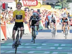  ??  ?? DOMINIO. Thomas celebra su victoria por delante de Dumoulin.