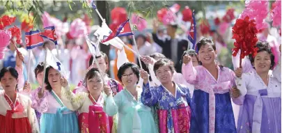  ?? FOTO: LEHTIKUVA/AFP/PYEONGYANG PRESS CORPS ?? ■ Tusentals nordkorean­er ska ha skanderat ”återföreni­ng” medan ledarna åkte genom huvudstade­n.