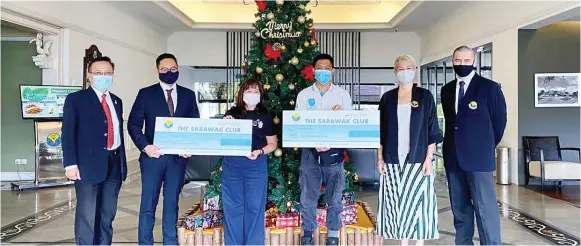  ??  ?? Wee (second le ) presents the RM10,000 donation to Bring It On treasurer Crystal Yung, as Tan (le ), Shepherd (second right) and Brodie (right) look on. Also accepting the Sarawak Club donation is Hope Place Kuching founder Kelvin Wan (third right).