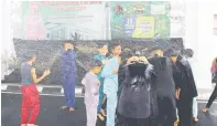  ?? ?? LANCAR: Kanak-kanak disembur dengan air bagi program berkhatan beramai-ramai di Masjid Ikhwanul Islam Taman Sukma.