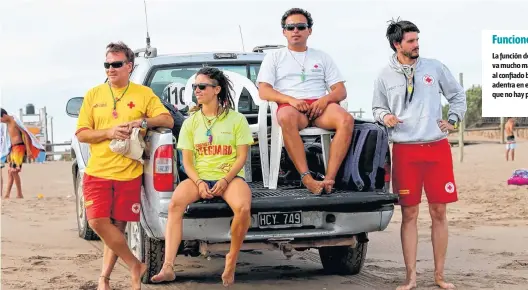  ??  ?? La función de los guardavida­s va mucho más allá de vigilar al confiado bañista que se adentra en el mar pensando que no hay peligro. Funciones