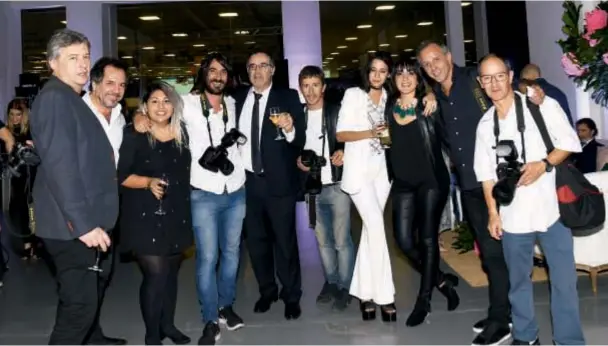  ??  ?? Los redactores y fotógrafos de Revista Caras celebraron junto al equipo creativo de “Fonrouge Laboratori­o de Estilo”, quienes se ocuparon de dar vida a la gran fiesta de la moda, el primer mega desfile realizado en Perfil. Con la tapa de CARAS MODA se...