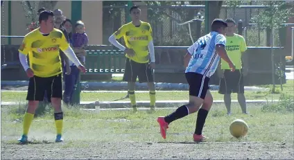  ??  ?? Abren lA jornada los equipos de Obras Públicas contra Javier Villarreal