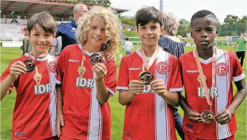  ??  ?? Felix, Len, Emre und der Torschütze­nkönig Chisom (v.l.) nach der Siegerehru­ng in Warschau. Das Team wurde Dritter.