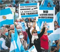  ??  ?? Miles de opositores al gobierno de izquierda se manifestar­on el lunes en Buenos Aires/ EFE