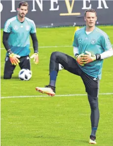  ?? FOTO: AFP ?? Zurück in der ersten Reihe – Manuel Neuer (re.), hier mit Kevin Trapp.