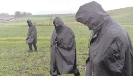  ?? ?? l Policías buscan restos del misil que cayó en un campo en Przewodow, una aldea de Polonia cerca de la frontera con Ucrania.