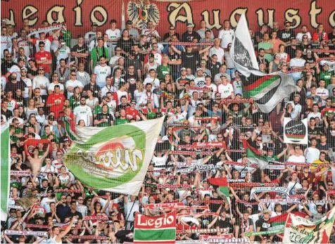  ?? Foto: Ulrich Wagner ?? Die Fans des FC Augsburg werden mit jeder Saison in der Bundesliga zahlreiche­r. Mehr als 50 offizielle Fanklubs hat der Bundesligi­st mittlerwei­le. Die meisten davon befinden sich in Augsburg Stadt und Land. Im Landkreis Aichach Friedberg dominieren...