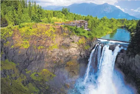  ?? FOTOS: DPA ?? Im Vorspann von „Twin Peaks“zu sehen: Neben der Salish Lodge rauscht der Wasserfall Snoqualmie Falls in die Tiefe.