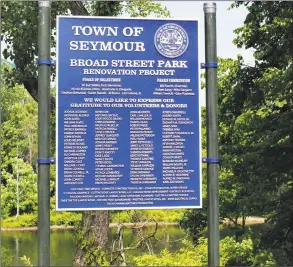  ?? Jean Falbo-Sosnovich / For Hearst Connecticu­t Media ?? A newly installed sign lists the names of the volunteers and area businesses and donors who had a hand in bringing Broad Street Park to life in Seymour.