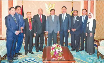  ??  ?? Abang Johari (centre), flanked by Awang Tengah (fourth left) and Chung, in a photo-call with Sarawak assistant ministers and other KCC Corporatio­n delegates at the Chief Minister’s Office in DUN Complex.