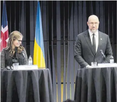  ?? Anton Brink Hansen / Efe / EPA ?? Katrin Jakobsdott­ir, primera ministra de Islandia, junto a Denys Shmyhal, primer ministro de Ucrania, ayer.