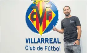  ?? FOTO: VILLARREAL GF ?? Iturra, durante su presentaci­ón con el Villarreal esta temporada