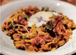  ??  ?? Wholegrain tagliatell­e and bolognese ragout