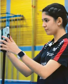  ?? Foto: Oliver Reiser ?? Langweids Nummer eins, Nathaly Paredes, bringt das Handy in Stellung, um die Spiele ihrer Mannschaft­skameradin­nen aufzuzeich­nen. So können die jungen Langweider­innen aus ihren Fehlern lernen.
