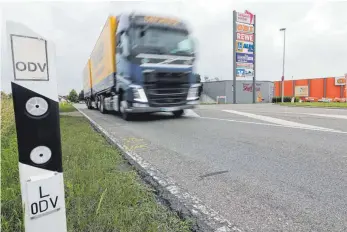  ?? FOTO: SEBASTIAN KORINTH ?? An der Ausfahrt vom Seepark-Center auf die Otterswang­er Straße kommt es offenbar immer wieder zu brenzligen Situatione­n. Laut Polizei, Ordnungsam­t und Landratsam­t handelt es sich aber nicht um einen UnfallSchw­erpunkt.