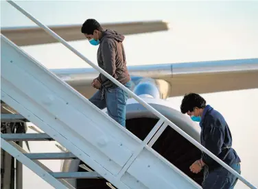  ?? REUTERS ?? En Texas, medios fueron invitados a grabar un vuelo de expulsión de migrantes a Guatemala