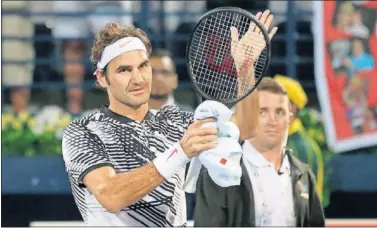  ??  ?? COMO EN CASA. Federer, que tiene casa en Dubai donde se entrena, estuvo sólo 54 minutos en pista.