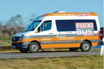  ?? Archivfoto: Weizenegge­r ?? Im Landkreis Günzburg ist der Flexibus schon unterwegs. Bald soll er auch im Unterallgä­u eingesetzt werden. Im Kreistag aller dings drückten die Kreisräte zunächst noch etwas auf die Bremse.