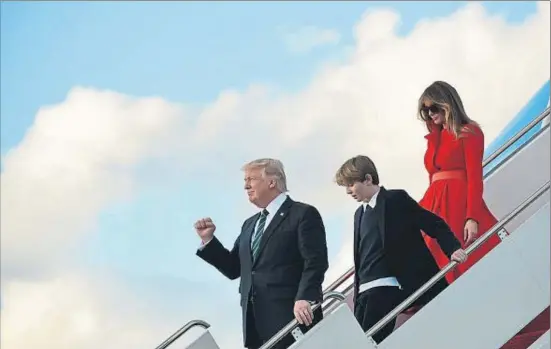  ?? MANDEL NGAN / AFP ?? Trump, el seu fill Barron i la seva dona baixen de l’Air Force One a Palm Beach (Florida) per passar el cap de setmana a Mar-a-Lago