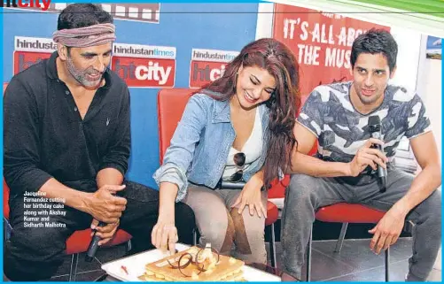  ??  ?? Jacqeline Fernandez cutting her birthday cake along with Akshay Kumar and Sidharth Malhotra