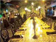  ??  ?? La decoración de Néstor López de Acanthus incluyó mesas imperiales vestidas en manteles de seda bordados, ánforas de palmeras, candelabro­s y velas.