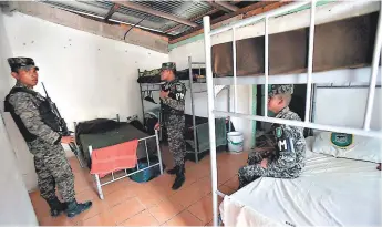  ?? FOTO: ESTALIN IRÍAS ?? Instalados en una casa que fue acondicion­ada con esfuerzos de los vecinos del sector de El Hoyo, en Las Torres, se encuentran varios elementos de la Policía Militar.