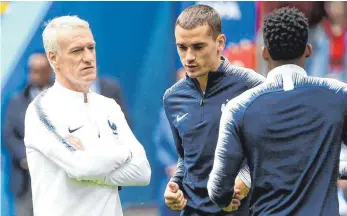  ?? FOTO: AFP ?? Ob sich Frankreich­s Trainer Didier Deschamps (links) hier mit seinem Superstar Antoine Griezmann gerade über das Video des Stürmers unterhält?