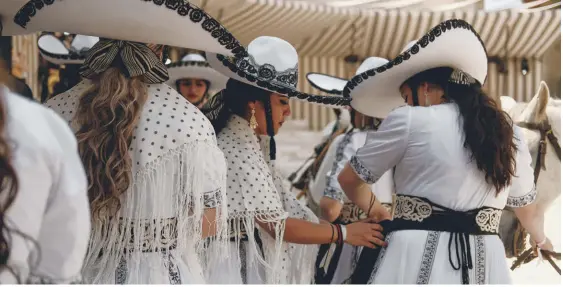  ??  ?? “Al vestirnos de charras, nos vestimos de México, de nuestras tradicione­s, de nuestros colores, de nuestra pasión”, dice Zermeño Magaña. Los vestuarios hablan de esta tradición y el poder de estas solidarias mujeres mexicanas. Con detalles en los sombreros de paja y de bordes anchos, las extravagan­tes faldas y las entalladas chaquetas de cintura alta, Chiuri celebró una hermandad mundial y evocó una feminidad mística de la Madre Tierra y una belleza ancestral pura.